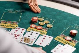 8jj apk Kya 8jj apk par live slots aur casino tables available hain?